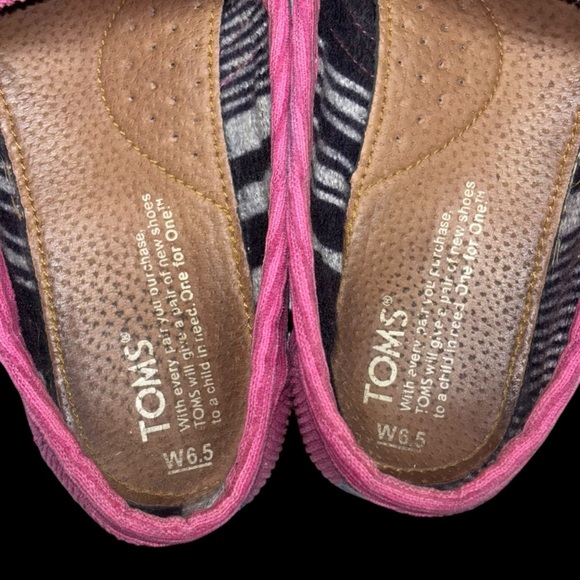 TOMS | Pink Corduroy Classic Slip-On Shoes | W6.5 - Picture 8 of 11